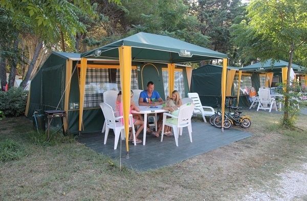 Bungalowtent met partytent