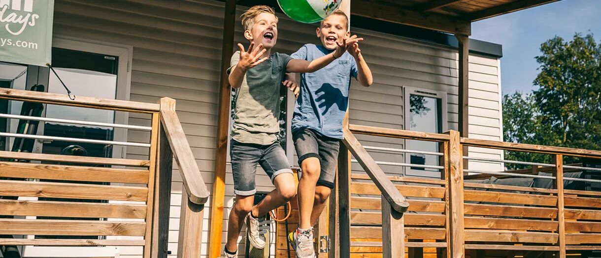 Kinderen die plezier maken bij de veranda van de Roan accomodaties.