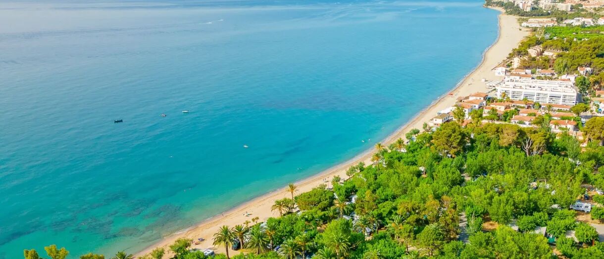 Het prachtige strand bij Playa Montroig Camping Resort.