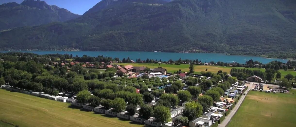 Een overzichtsfoto van een camping aan het meer van Annecy in de Franse Alpen.