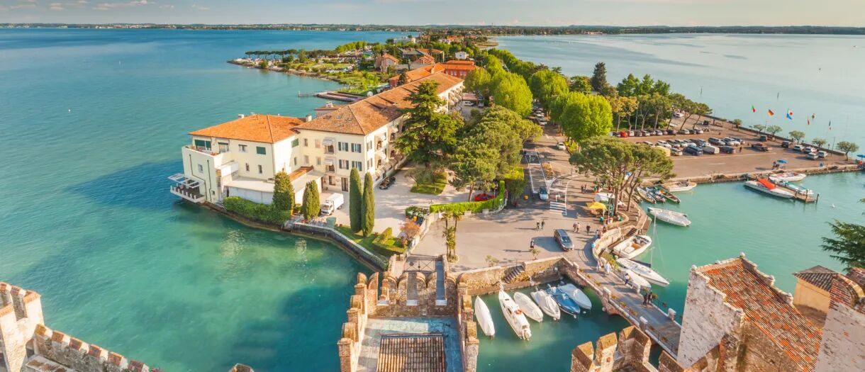 De Scaligerburcht en het schiereiland van Sirmione aan het Gardameer.