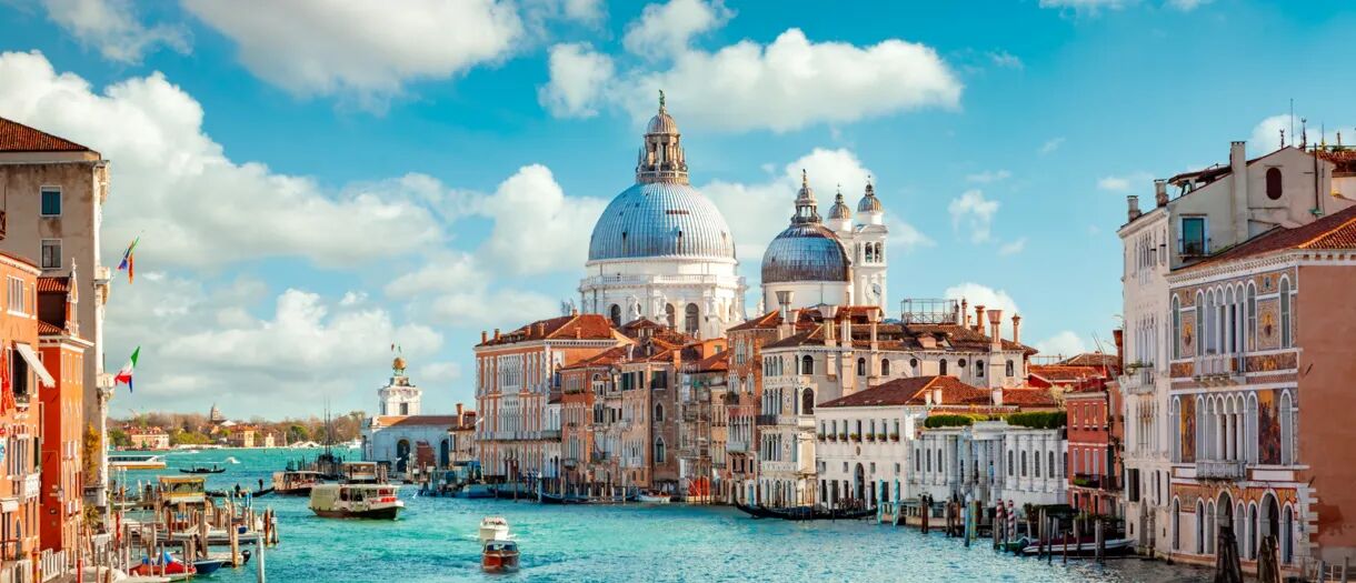 Uitzicht op het Canal Grande en de Basilica Santa Maria della Salute in Venetië.