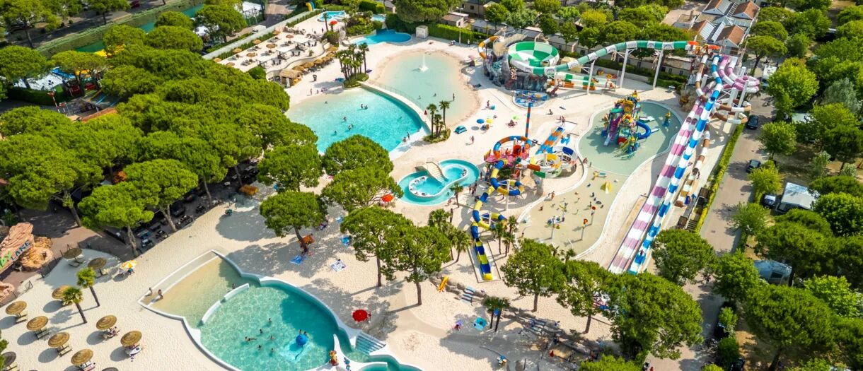 Overzichtsfoto van het zwembadencomplex van Union Lido Mare.