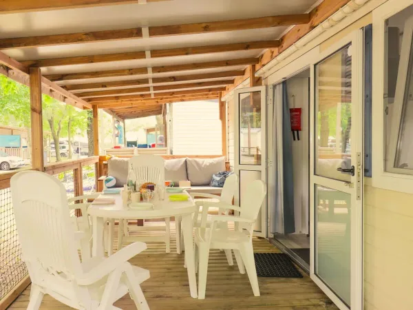 De Classic Relax is ingericht met een comfortabele loungebank op het terras.