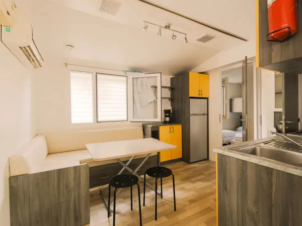 De binnenkant van de Classic Relax bestaande uit een woonkamer, slaapkamer, keuken en de badkamer.