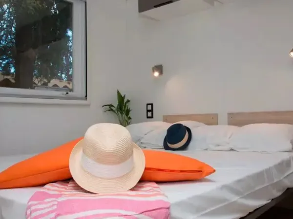 De tweepersoonsslaapkamer van de Roan stacaravan Supreme 2 badkamers.