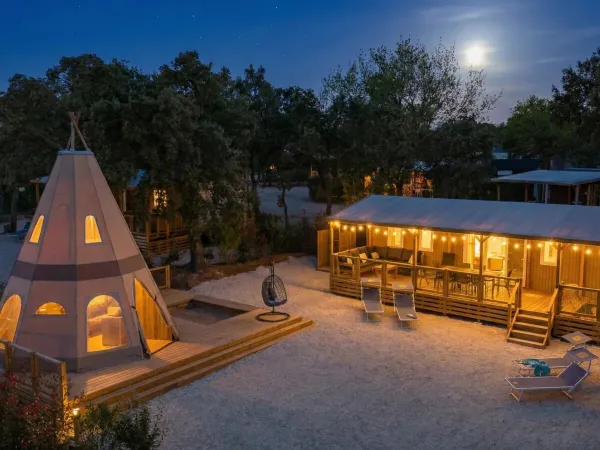 De Roan Supreme Deluxe Family Lounge Premium Zone.