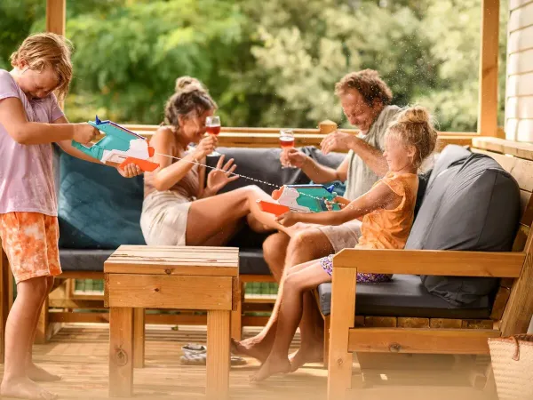 Heerlijk samen genieten en lachen op de veranda.