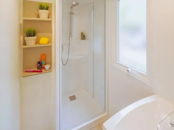 De badkamer van de Roan stacaravan Comfort Plus.