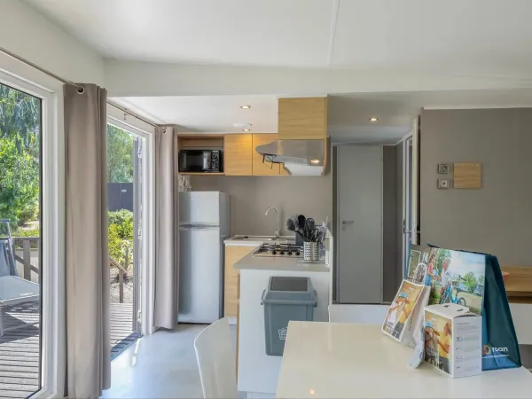 De keuken en woonkamer van de Roan stacaravan Supreme met 2 badkamers.