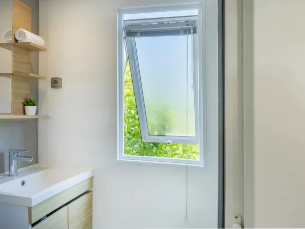 Een van de 2 badkamers van de Roan stacaravan Supreme met 2 badkamers.
