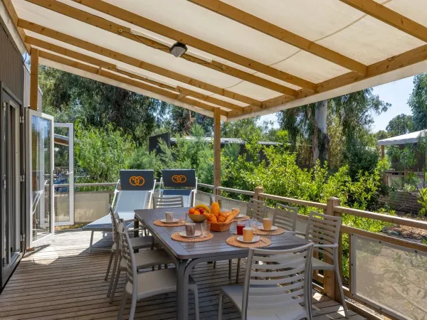 De veranda van de stacaravan Supreme op camping Arinella Bianca.