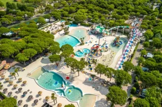 Zwembadoverzicht van camping Union Lido Mare aan de Adriatische Kust.
