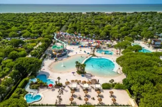 Zwembaden op camping Union Lido Mare in Noord-Italië.
