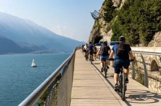 Mensen die een route in Italië aan het fietsen zijn.