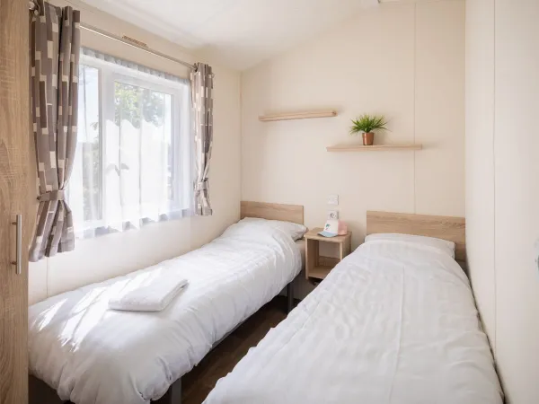 Tweede slaapkamer met twee éénpersoonsbedden binnen de Comfort Lounge.