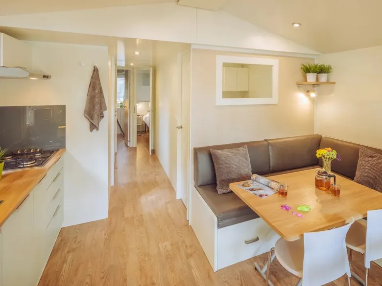 De Roan Premium beschikt over een ruime woonkamer en gezellige keuken.