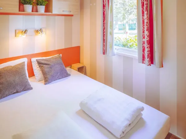 Roan Comfort Plus Lounge slaapkamer met een tweepersoonsbed.