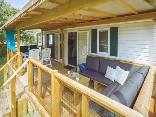 De ruim overdekte veranda van de Roan Comfort Plus Lounge.