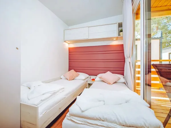 De Roan Comfort Plus Lounge slaapkamer met twee eenpersoonsbedden.