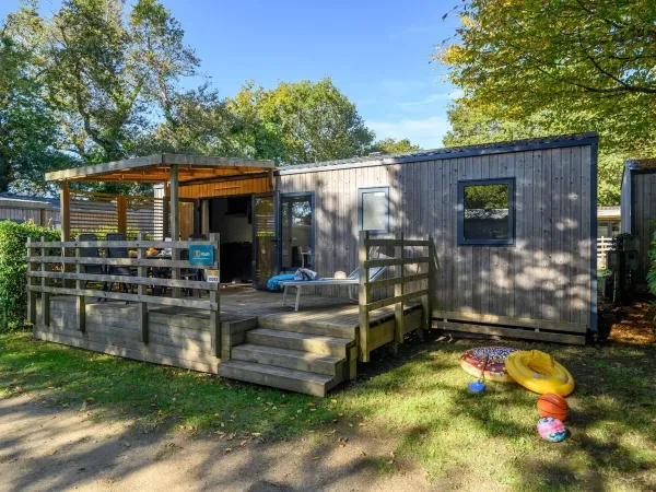 De Roan Premium veranda beschikt over een eettafel met tuinstoelen.