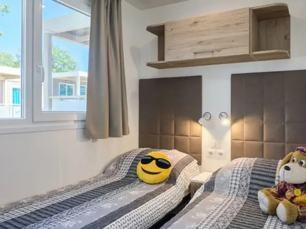 De Roan Premium Premium Zone slaapkamer met twee eenpersoonsbedden.