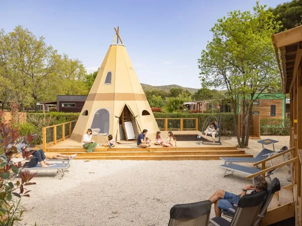 Ontdek de video van de Supreme Deluxe Family Lounge Premium Zone op Roan camping Domaine des Naïades.