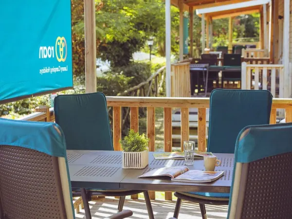 De Roan Premium Compact veranda beschikt over een eettafel met stoelen.