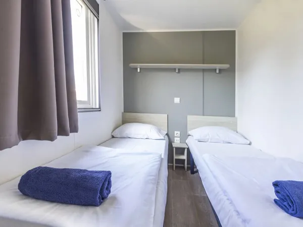 De tweede Roan Premium slaapkamer met twee eenpersoonsbedden.