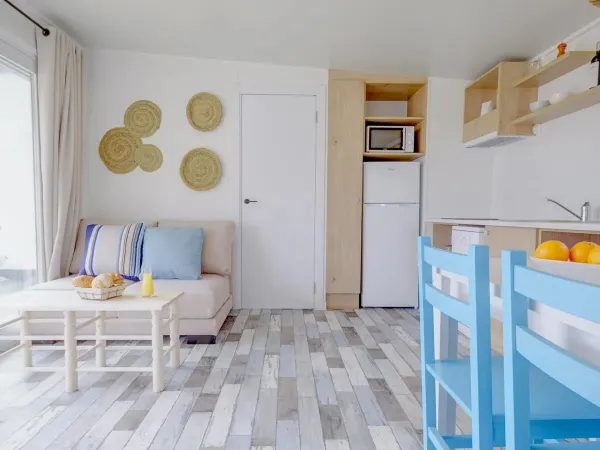 De zithoek en keuken van de Roan stacaravan Premium Premium Zone.