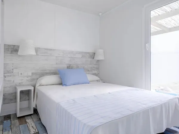 Het tweepersoonsbed van de Roan stacaravan Premium Premium Zone.