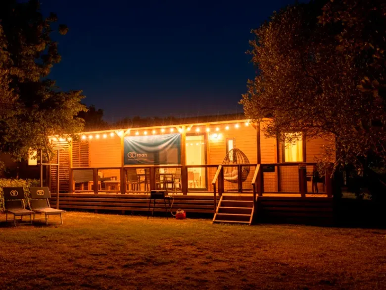 De Supreme Plus Lounge met sfeerverlichting op de veranda.