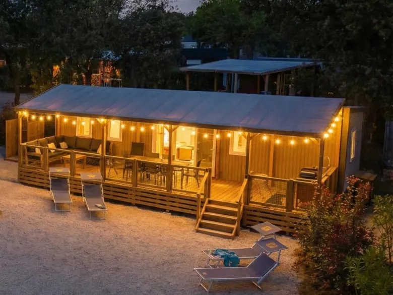 De Supreme Deluxe Lounge Premium Zone met sfeerverlichting op de veranda.