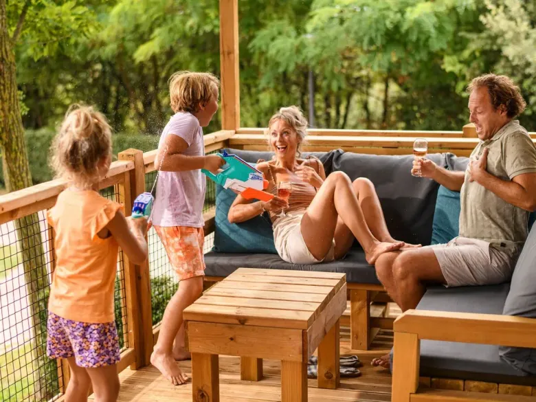 Heerlijk samen genieten en lachen op de veranda.