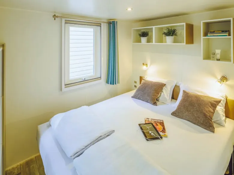 Roan Comfort Relax slaapkamer met een tweepersoonsbed.
