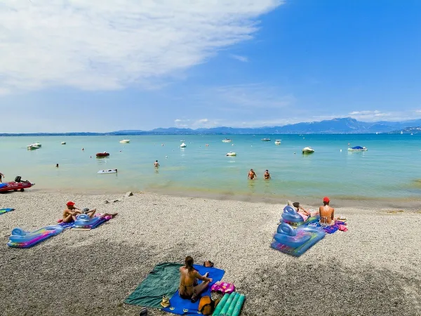 Levendig strand bij Roan camping Belvedere.