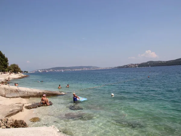 Azuurblauwe zee bij Roan camping Amadria Park Trogir.