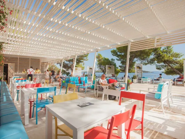 Lounge terras en bar bij Roan camping Amadria Park Trogir.