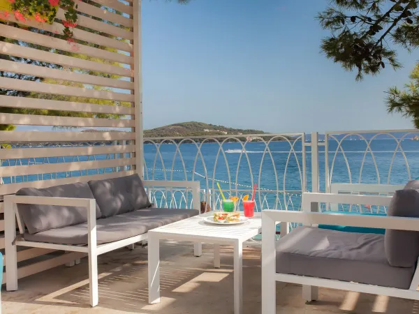 Gezellig lounge zitje met uitzicht op zee bij Roan camping Amadria Park Trogir.