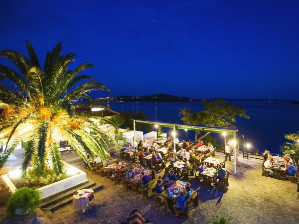 Gezellig avond op het terras met uitzicht op zee bij Roan camping Amadria Park Trogir.