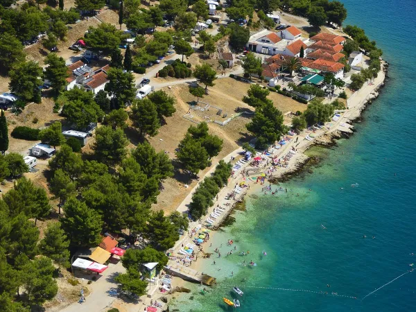 Overzicht vanuit de lucht van Roan camping Amadria Park Trogir.