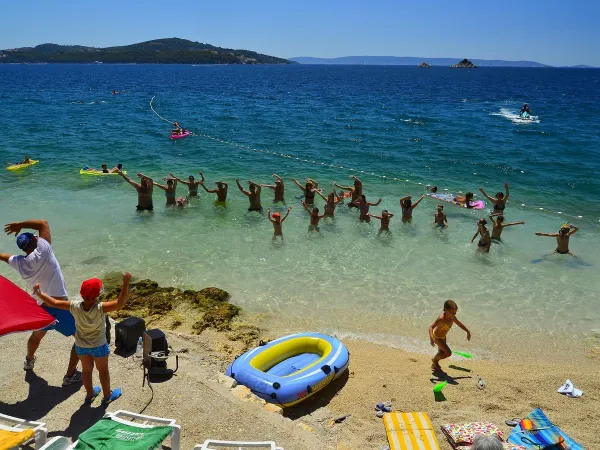 Aquagym in de heldere zee met het animatieteam bij Roan camping Amadria Park Trogir.