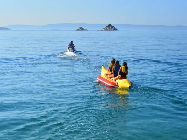 Bananen boot op zee bij Roan camping Amadria Park Trogir.