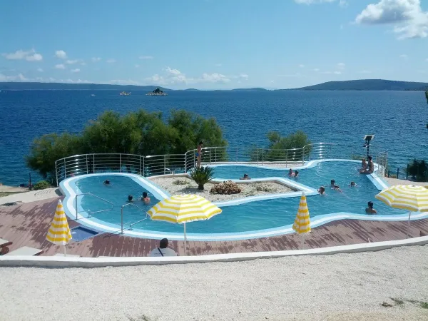 Zwembad met uitzicht op zee bij Roan camping Amadria Park Trogir.