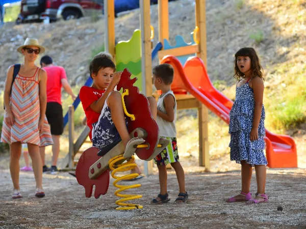 Spelende kinderen in de speeltuin van Roan camping Amadria Park Trogir.