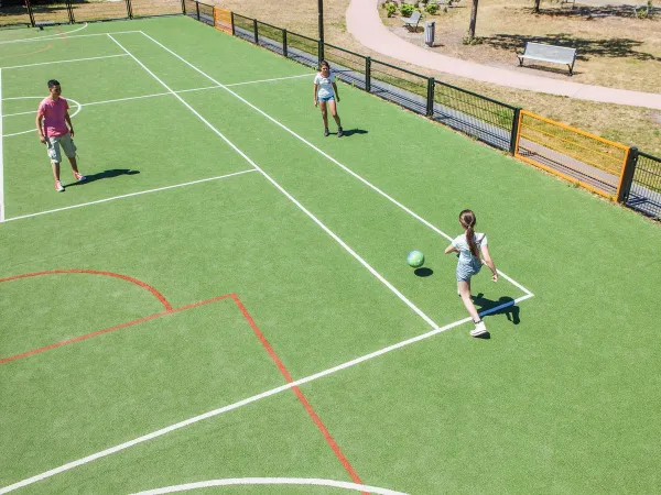 Voetballen op het sportveld bij Roan camping De Schatberg.