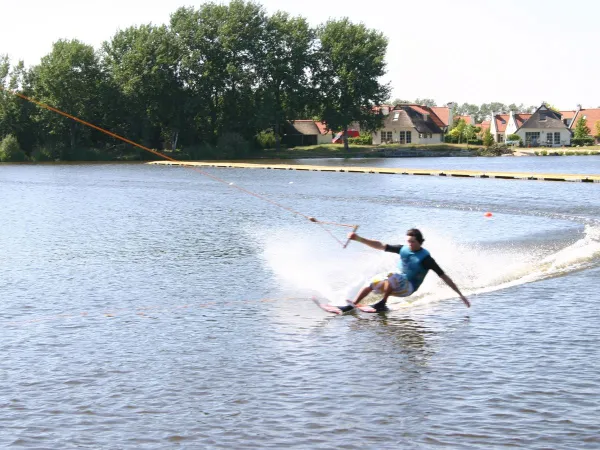 Waterskiën op de waterplas bij Roan camping De Schatberg.