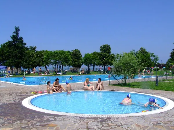 Overzicht zwembaden van Roan camping Del Garda.