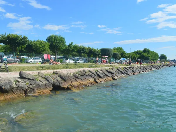 Wandelroute langs het water van Gardameer.