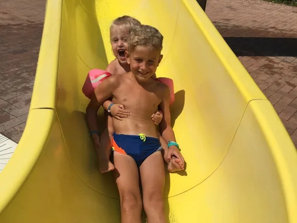 Tevreden kinderen bij Roan camping Delle Rose.